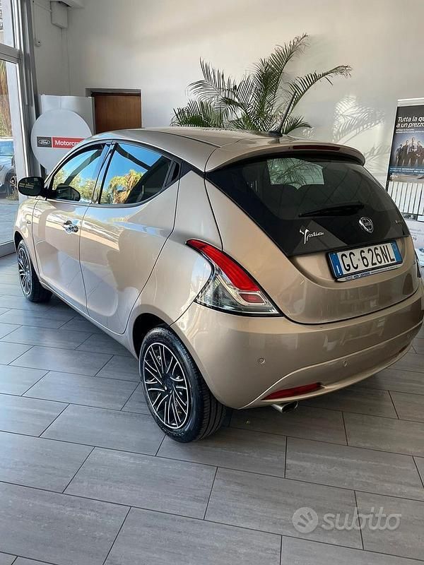 Usata Lancia Ypsilon 69 CV (50 kW) 2021 Oro Utilitaria
