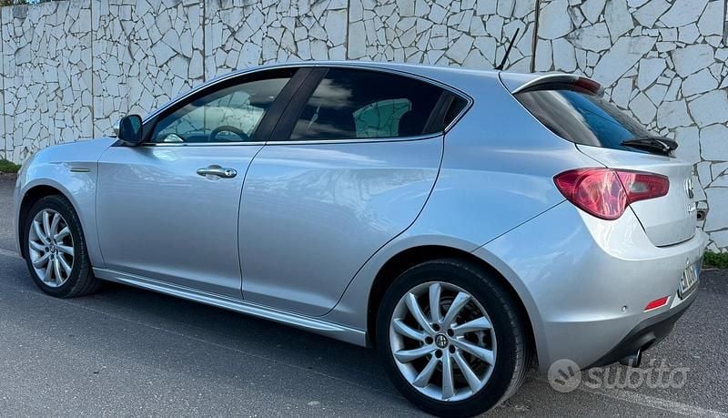 Usata Alfa Romeo Giulietta Exclusive 140 CV (102 kW) 2012 Grigio Berlina