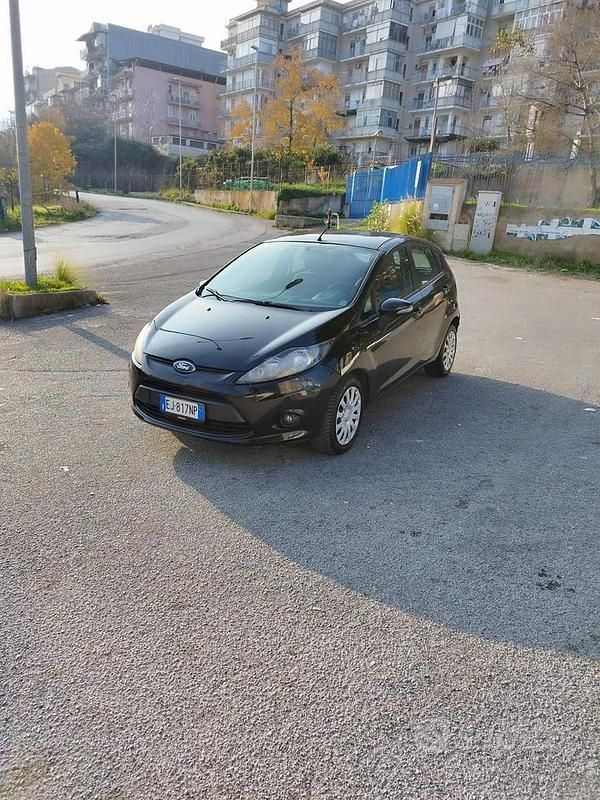 Nero Usata 2011 Ford Fiesta Tre volumi | 3900 € (Buon prezzo) - Immagine 1/4