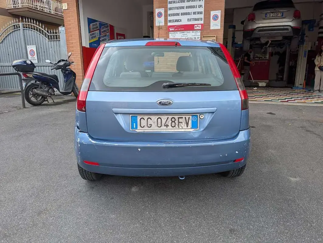 Begagnad Ford Fiesta Ghia 75 HK (55 kW) 2003 Blå Halvkombi