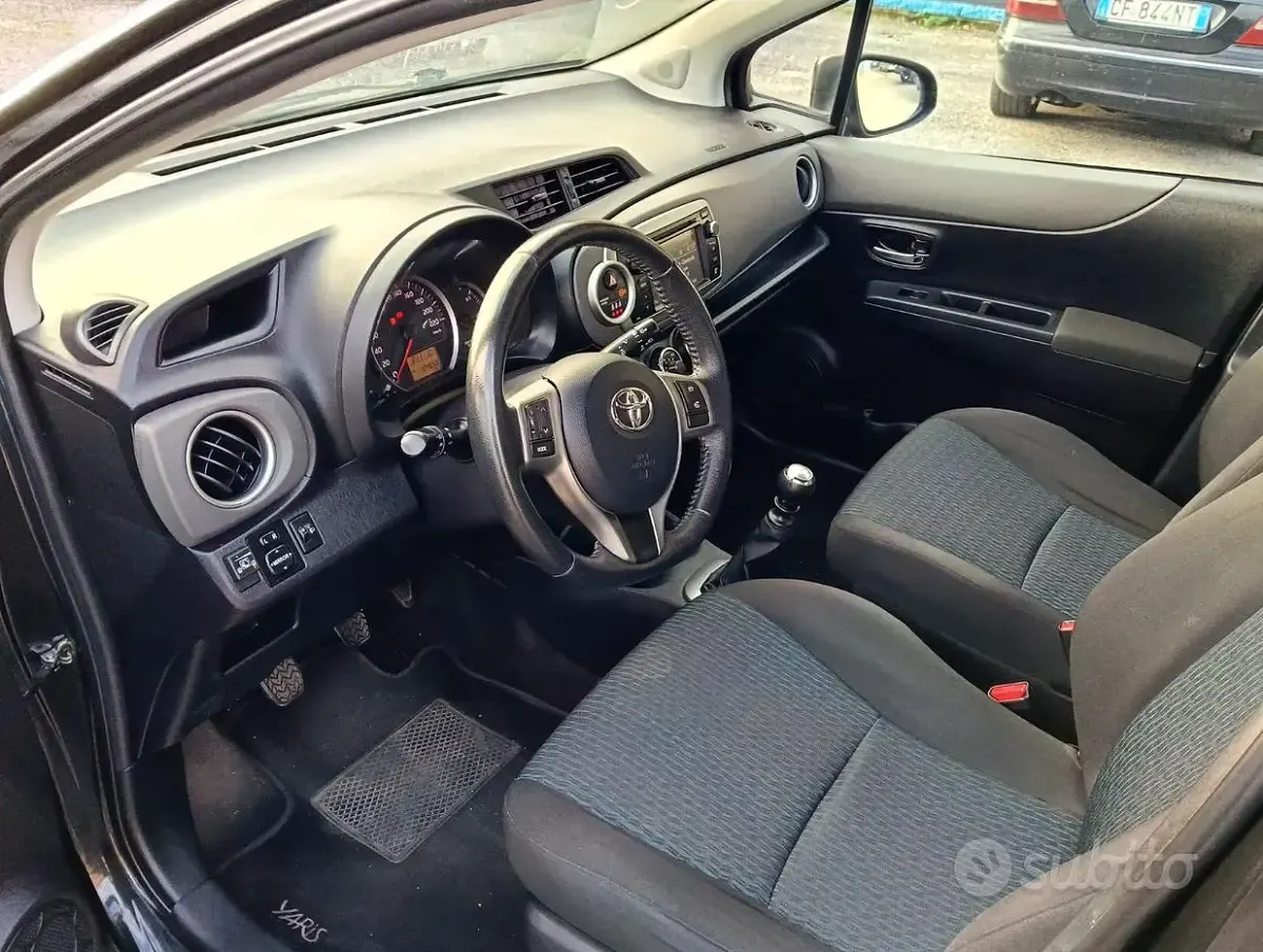 Usata Toyota Yaris 99 CV (72 kW) 2013 Nero Utilitaria