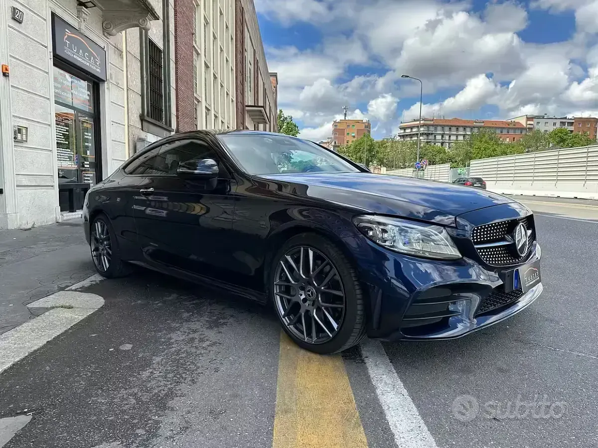Usata Mercedes C300 AMG line 245 CV (180 kW) 2019 Blu Coupé