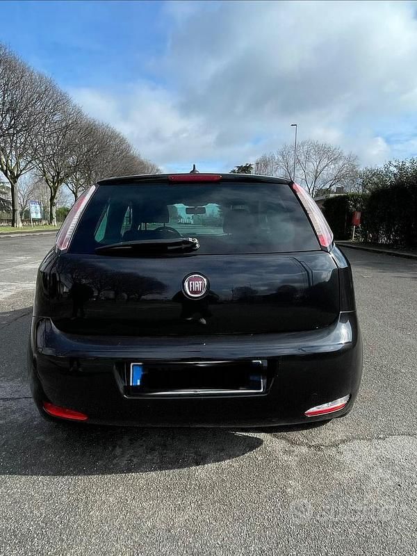 Usata Fiat Punto Young 77 CV (56 kW) 2014 Nero Utilitaria
