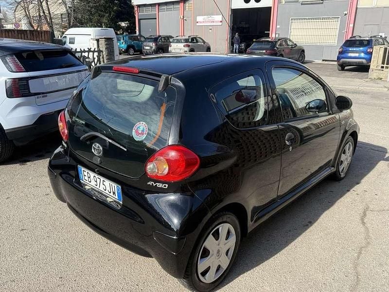 Usata Toyota Aygo Sol 68 CV (50 kW) 2010 Nero Utilitaria
