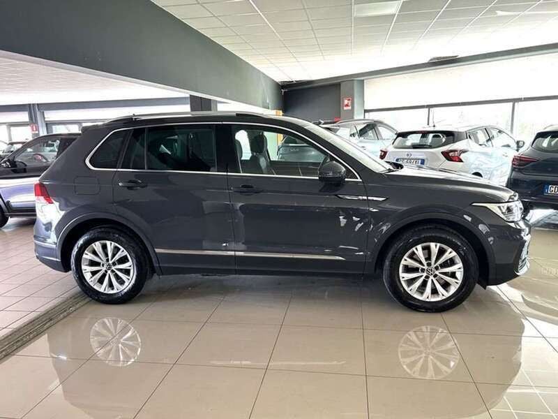 Usata VW Tiguan Life 150 CV (110 kW) 2023 Grigio scuro SUV