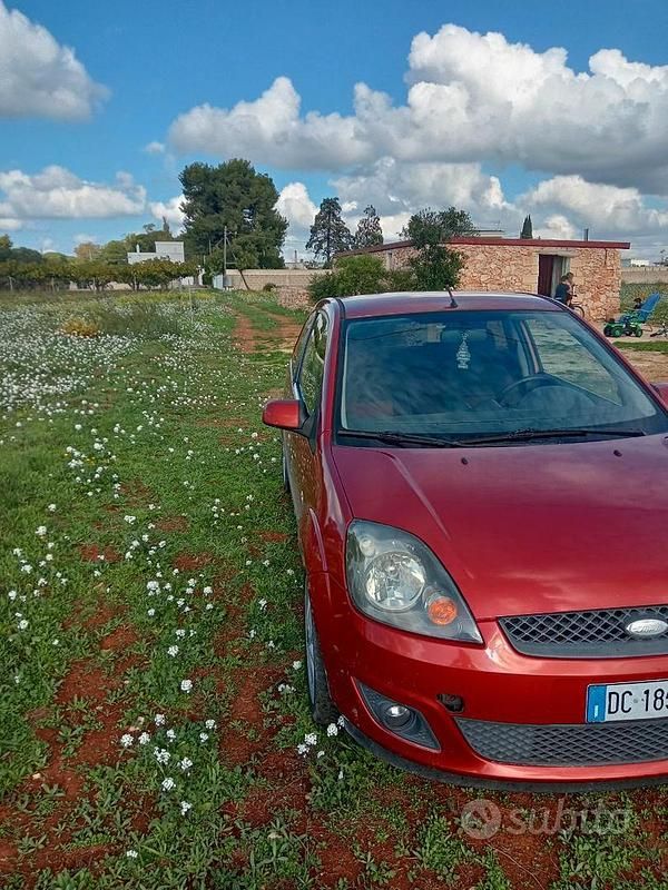 Usata Ford Fiesta 90 CV (66 kW) 2006 Rosso Utilitaria