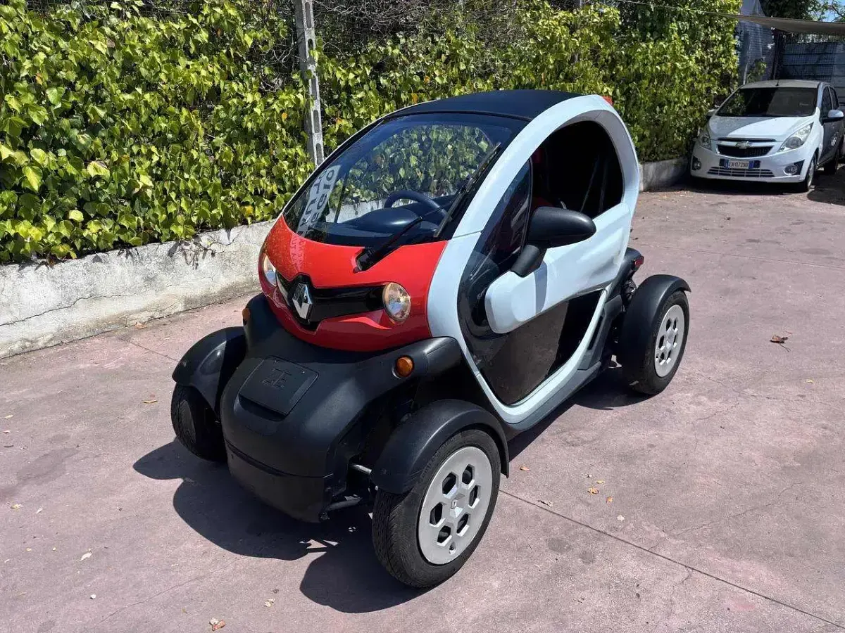 Usata Renault Twizy Life 12 kW (17 CV) 2021 Rosso e bianco Utilitaria