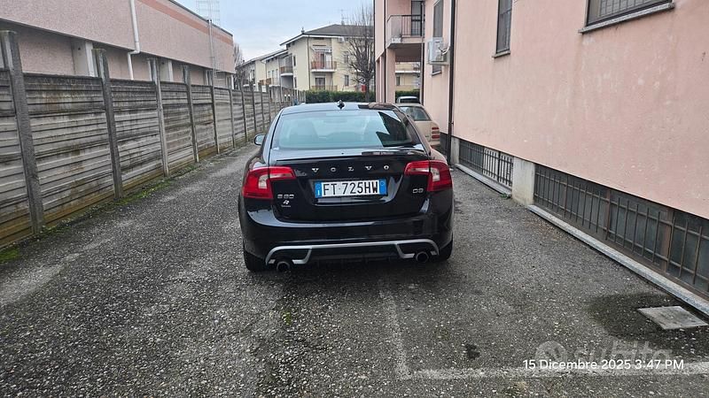 Usata Volvo S60 R-Design 163 CV (119 kW) 2012 Nero Berlina