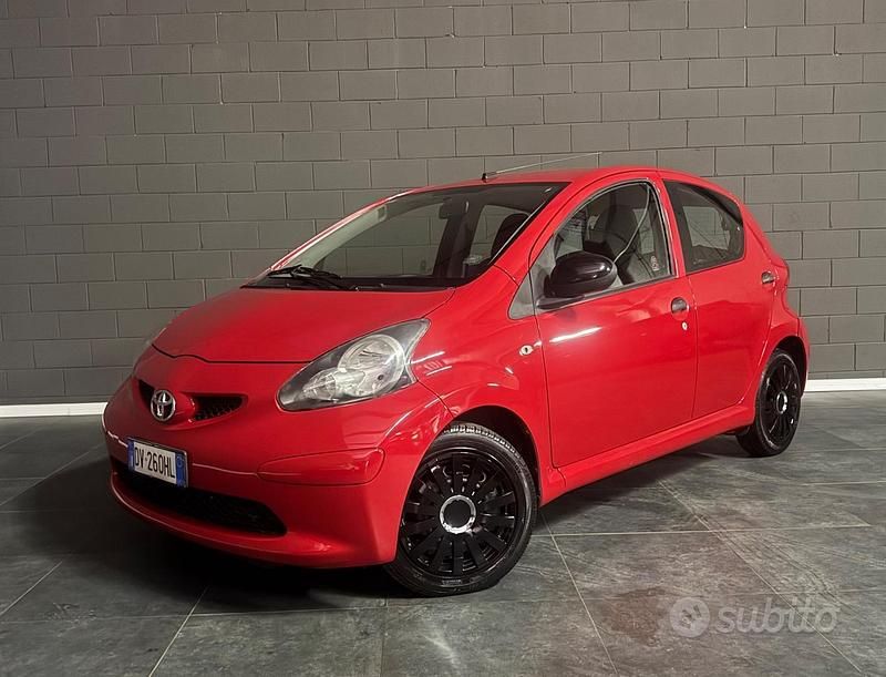 Usata Toyota Aygo 67 CV (49 kW) 2008 Rosso Utilitaria