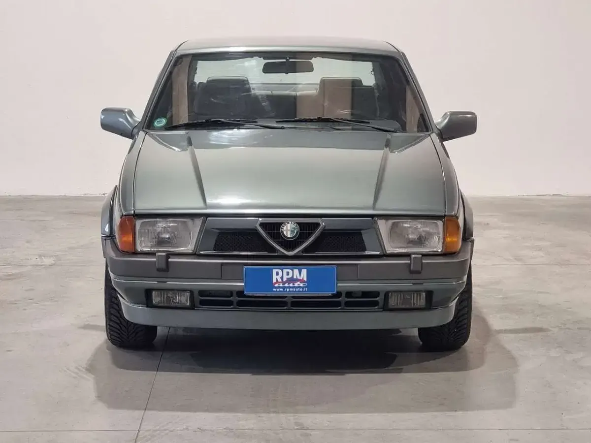 Usata Alfa Romeo 75 148 CV (108 kW) 1988 Verde Berlina
