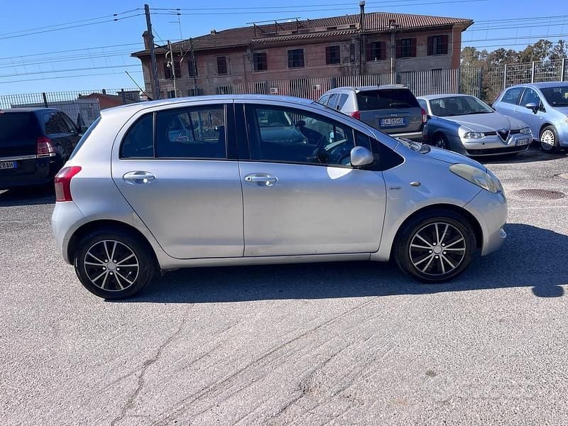 Usata Toyota Yaris 90 CV (66 kW) 2008 Grigio Utilitaria