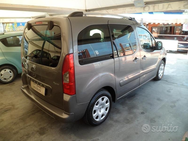Usata Peugeot Partner Tepee 90 CV (66 kW) 2009 Grigio Monovolume