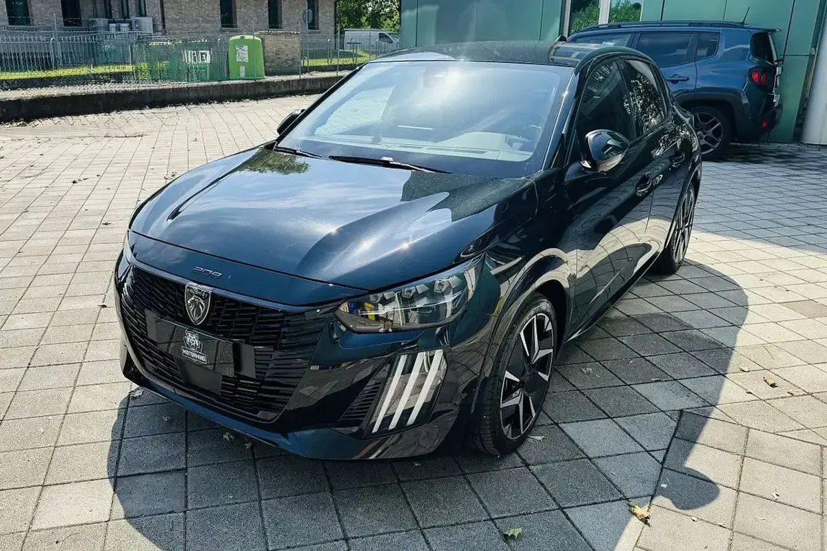 Usata Peugeot 208 GT 136 CV (100 kW) 2025 Nero Utilitaria