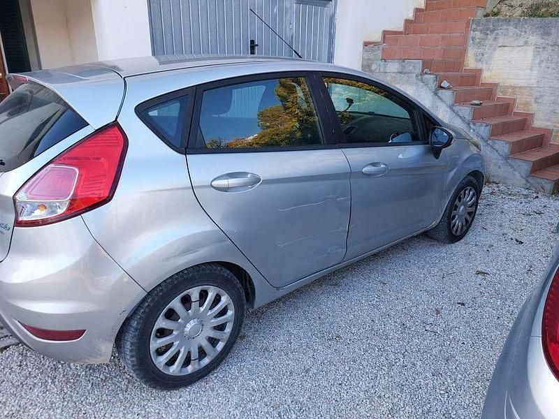 Usata Ford Fiesta 75 CV (55 kW) 2014 Grigio Berlina