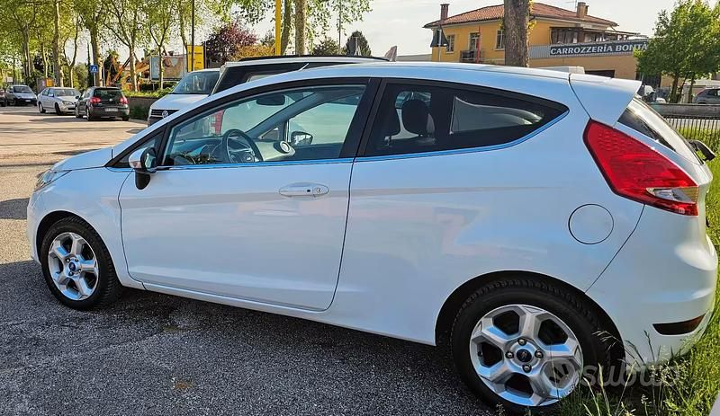 Usata Ford Fiesta 70 CV (51 kW) 2011 Bianco Utilitaria