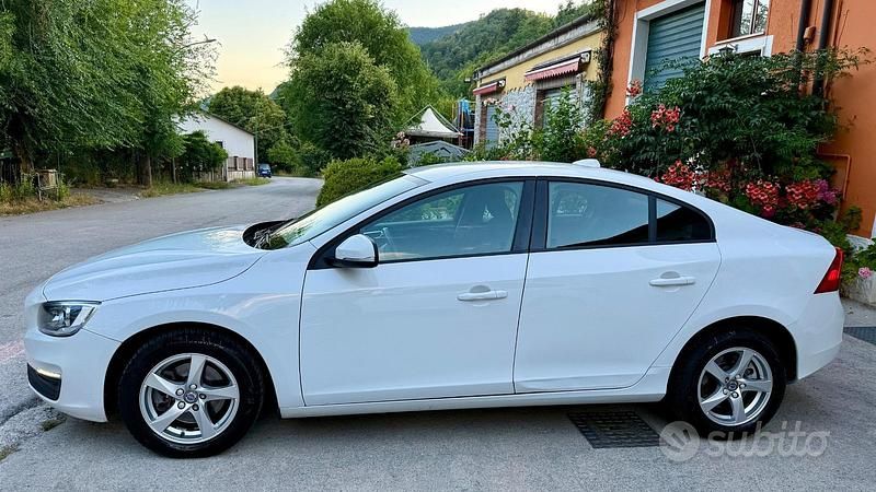 Usata Volvo S60 Business Edition 120 CV (88 kW) 2018 Bianco Berlina