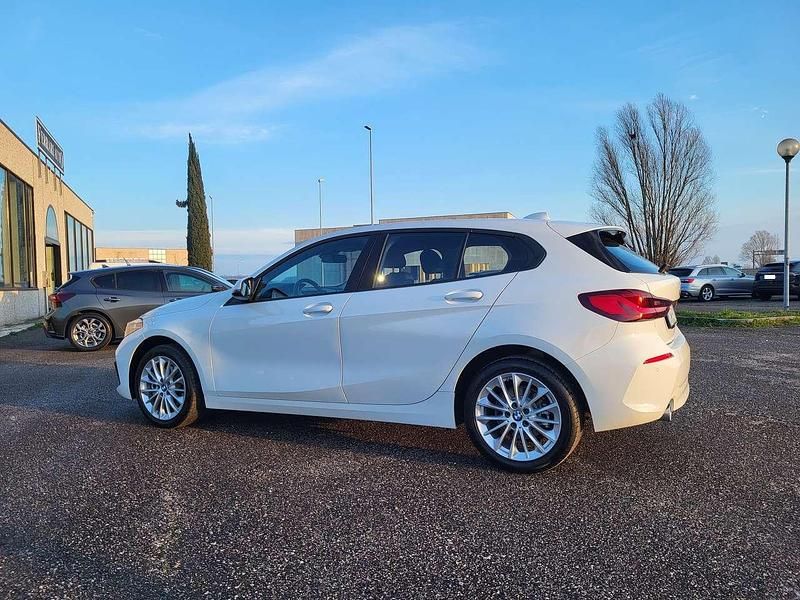 Usata BMW 116 Advantage 109 CV (80 kW) 2023 White pastello Utilitaria