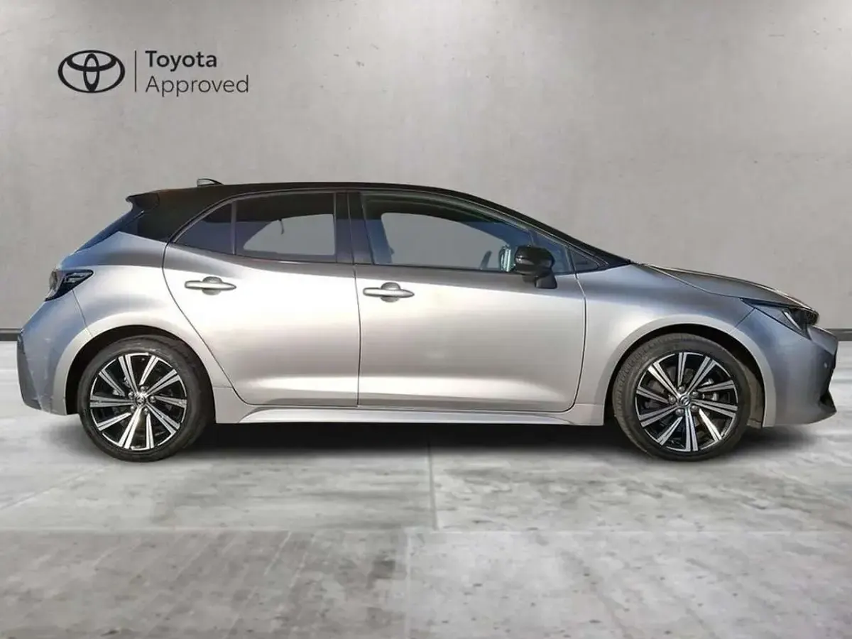 Usata Toyota Corolla Style 184 CV (135 kW) 2022 Precious silver & black Berlina