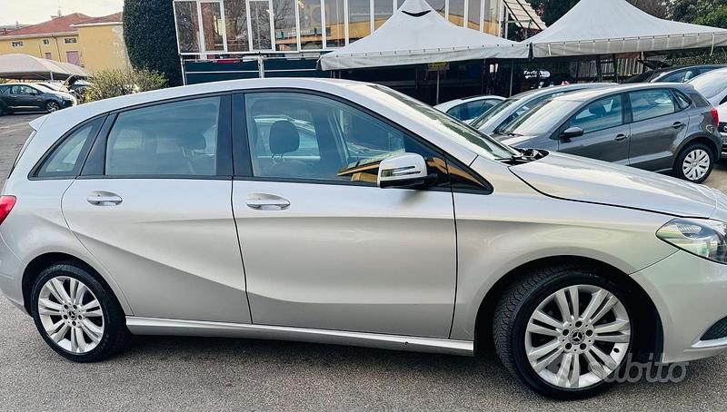 Usata Mercedes B180 Premium 122 CV (89 kW) 2014 Grigio Monovolume