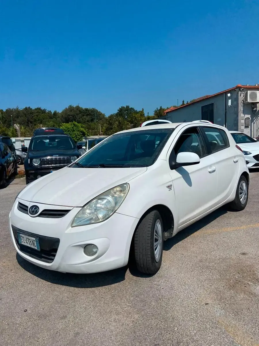 Usata Hyundai i20 Comfort 77 CV (56 kW) 2010 Bianco Utilitaria