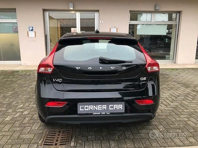 Usata Volvo V40 Kinetic 119 CV (87 kW) 2016 Nero Berlina