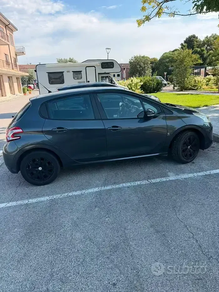 Usata Peugeot 208 82 CV (60 kW) 2014 Grigio Utilitaria