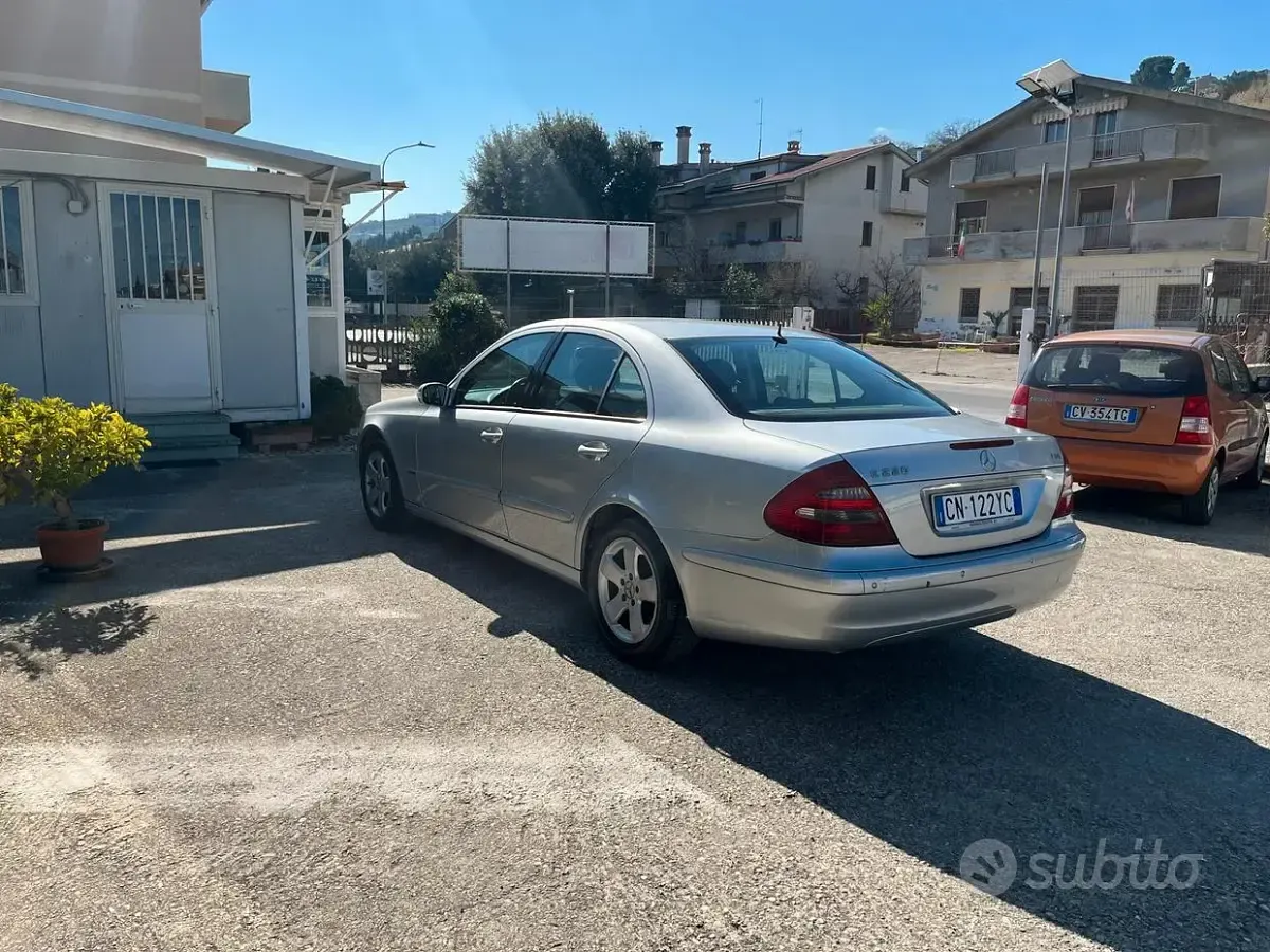 Usata Mercedes E220 Classic 150 CV (110 kW) 2004 Grigio Berlina