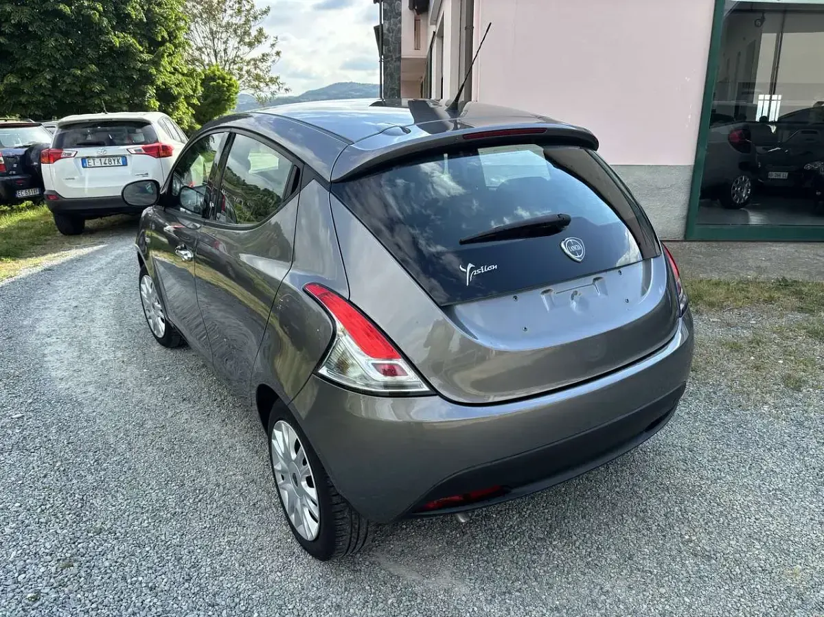 Usata Lancia Ypsilon Silver 69 CV (50 kW) 2016 Grigio Utilitaria