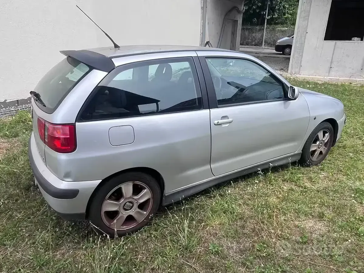 Usata Seat Ibiza 110 CV (80 kW) 2000 Grigio Utilitaria
