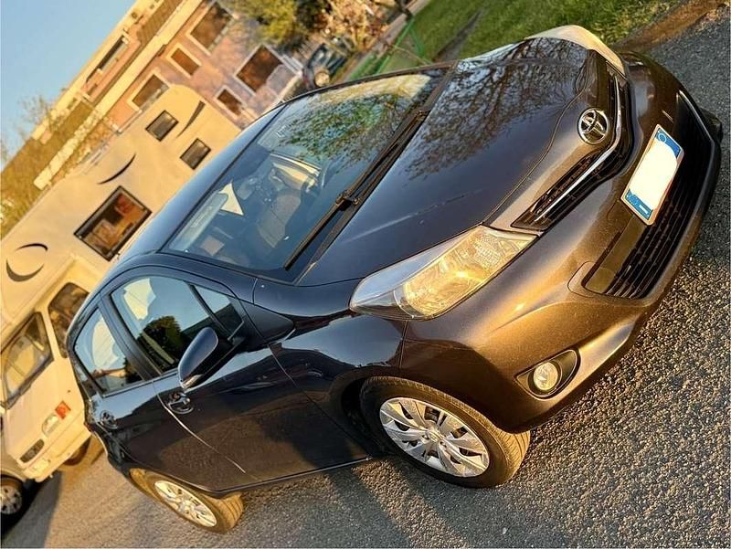 Usata Toyota Yaris 75 CV (55 kW) 2013 Grigio Utilitaria