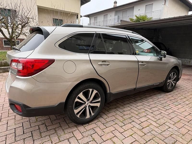 Usata Subaru Outback Premium 175 CV (128 kW) 2018 Grigio Station wagon