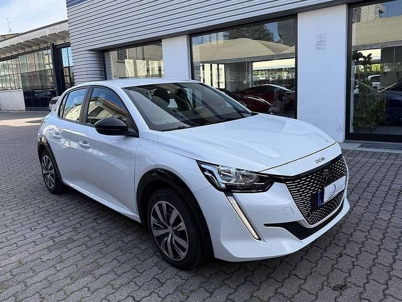 Usata Peugeot e-208 Active 100 kW (136 CV) 2022 Bianco / pastello Utilitaria