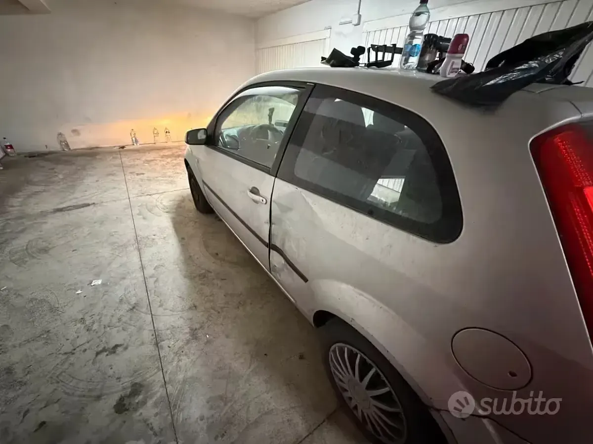 Usata Ford Fiesta 69 CV (50 kW) 2005 Grigio Utilitaria