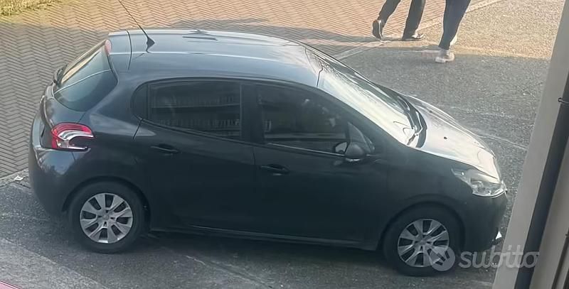 Usata Peugeot 208 82 CV (60 kW) 2013 Nero Utilitaria