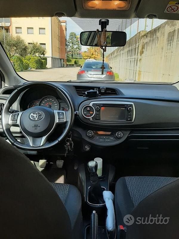 Usata Toyota Yaris Lounge 69 CV (50 kW) 2013 Bianco Utilitaria