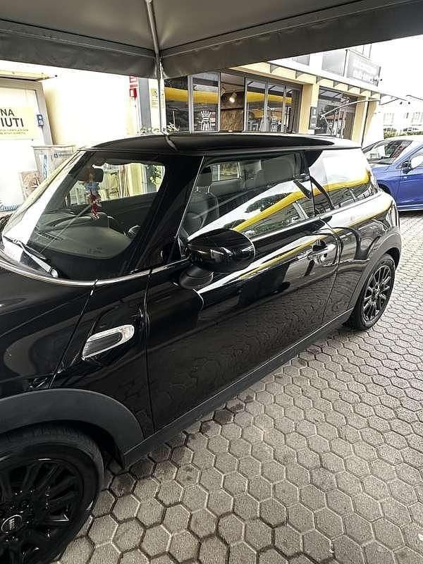 Usata Mini ONE 75 CV (55 kW) 2020 Nero Utilitaria