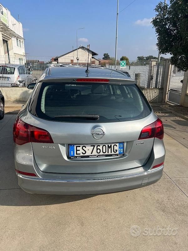 Usata Opel Astra 131 CV (96 kW) 2013 Grigio Berlina