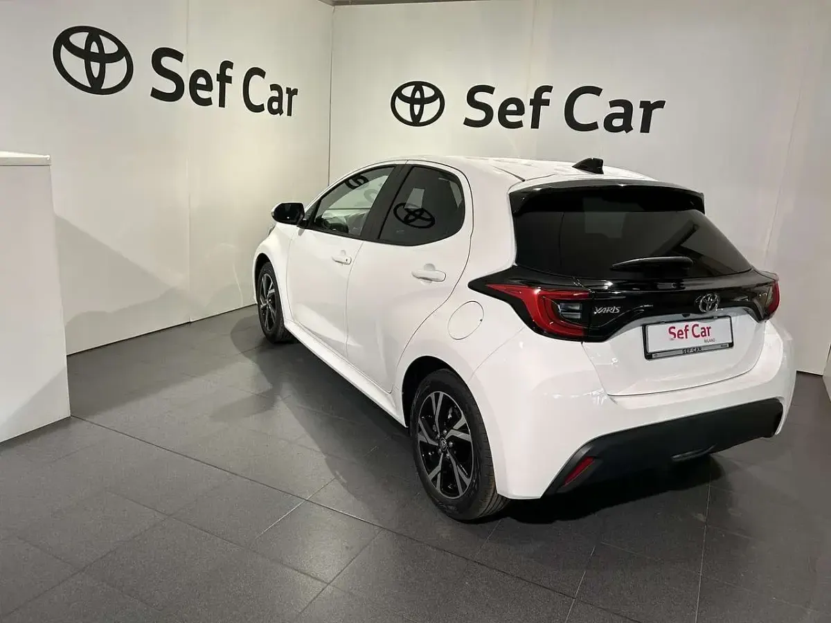 Nuova Toyota Yaris Hybrid Trend 116 CV (85 kW) 2026 Bianco Berlina
