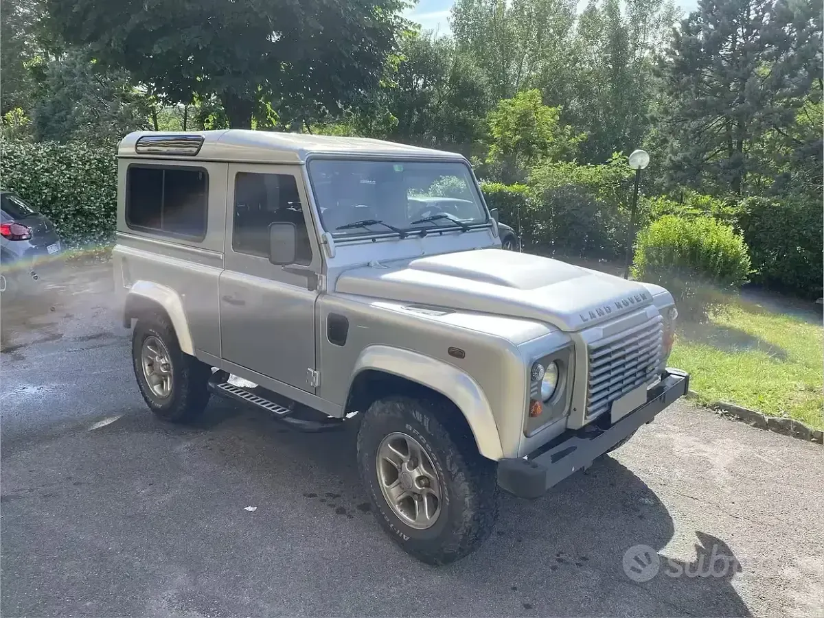 Usata Land Rover Defender SE 122 CV (89 kW) 2010 Grigio Station wagon