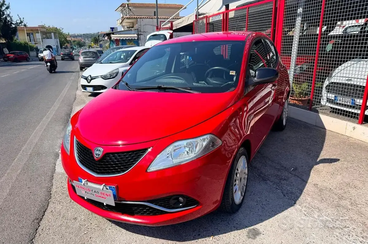 Usata Lancia Ypsilon Gold 69 CV (50 kW) 2016 Rosso Utilitaria