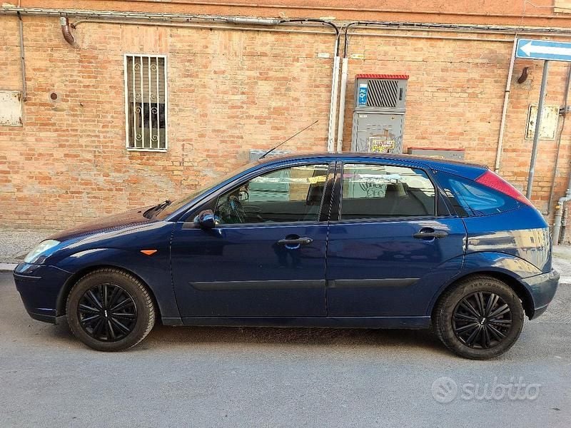Usata Ford Focus Zetec 101 CV (74 kW) 2003 Blu Berlina