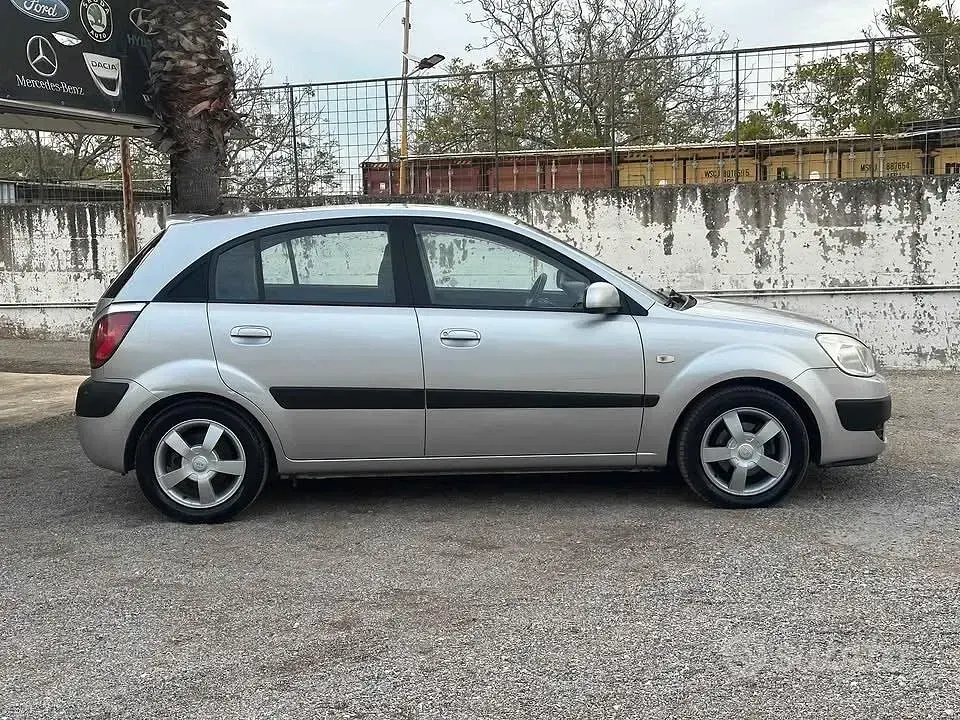 Usata Kia Rio 112 CV (82 kW) 2008 Grigio Berlina