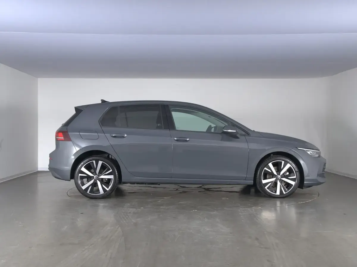 Usata VW Golf VIII Edition 204 CV (150 kW) 2025 Dolphin grey metallizzato Berlina