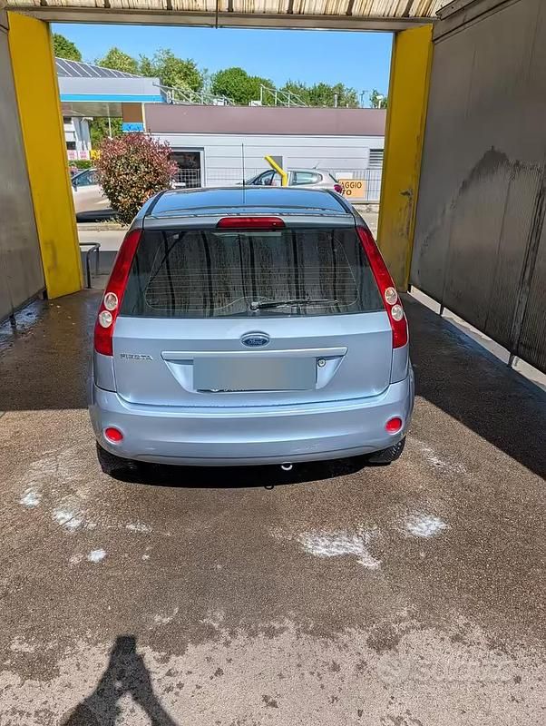 Usata Ford Fiesta 75 CV (55 kW) 2007 Blu Utilitaria