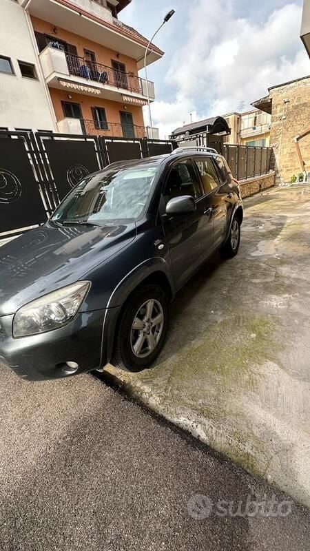 Grigio Usata 2007 Toyota RAV4 SUV | 6200 € (Cara) - Immagine 1/4
