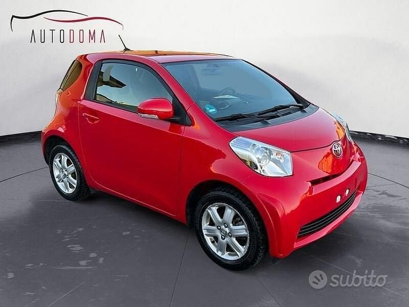 Usata Toyota iQ Lounge 68 CV (50 kW) 2013 Rosso Utilitaria