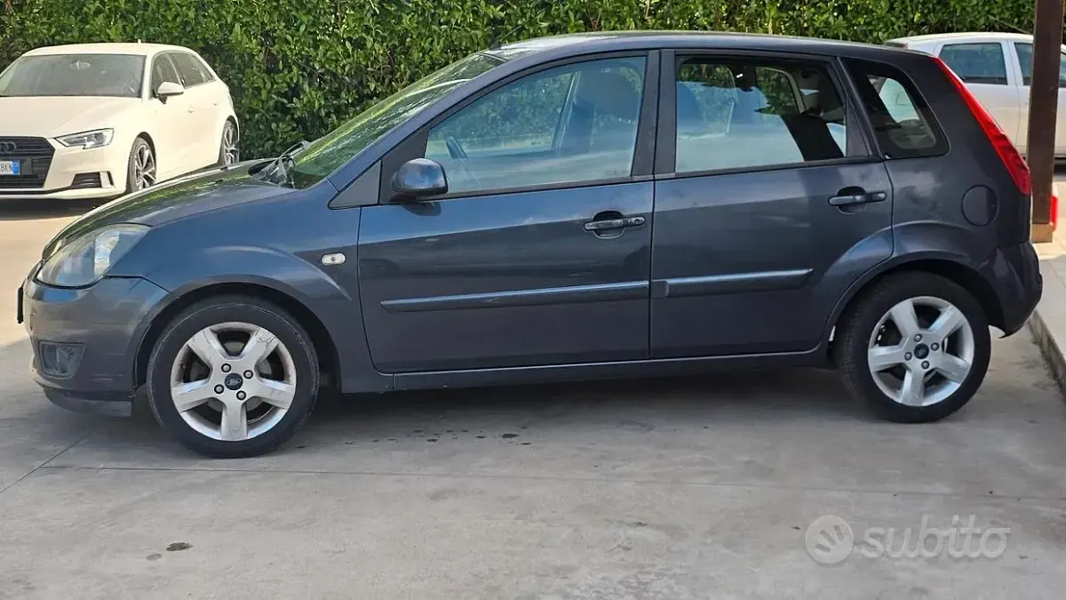 Second-hand Ford Fiesta Ghia 68 CP (50 kW) 2007 Gri Hatchback