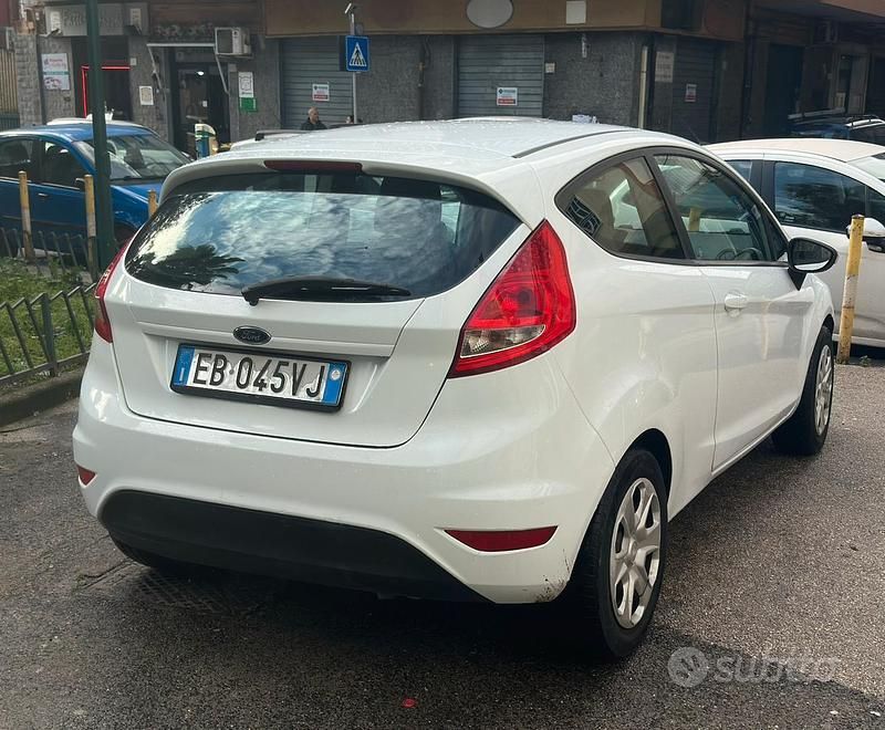 Usata Ford Fiesta 90 CV (66 kW) 2012 Bianco Utilitaria