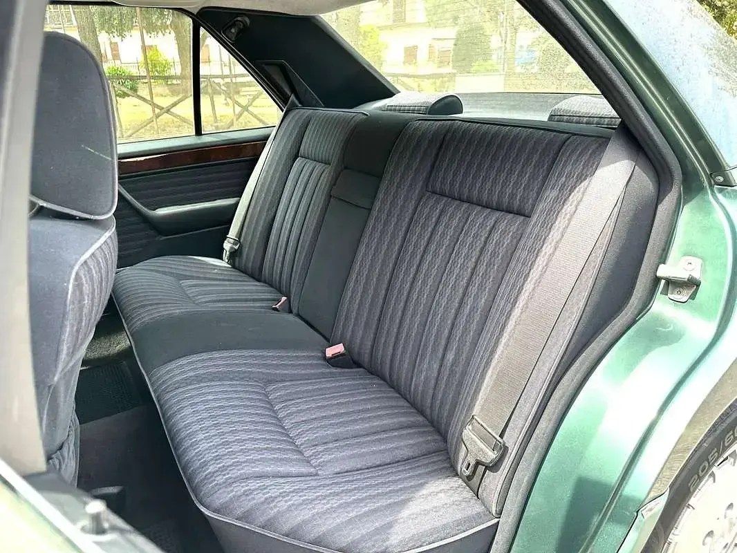 Usata Mercedes E200 Elegance 122 CV (89 kW) 1991 Verde Berlina