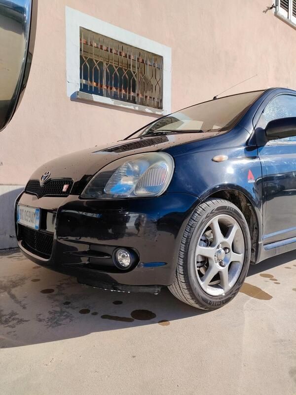 Usata Toyota Yaris 104 CV (76 kW) 2002 Nero Utilitaria